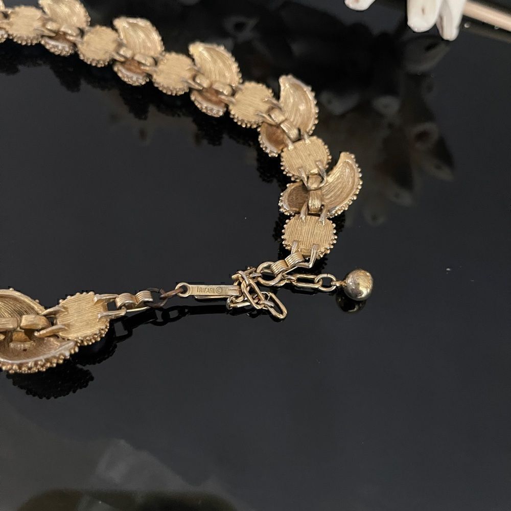 Trifari gold tone vintage faux pearl studded heavy statement necklace - Picture 3 of 5